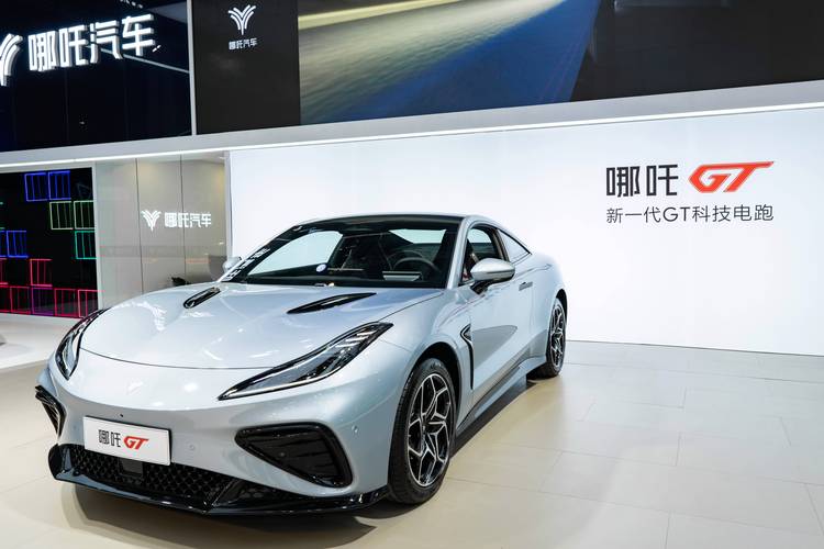 深圳9哪吒汽车在智能汽车领域的表现，领途汽车在新能源汽车市场中的影响力